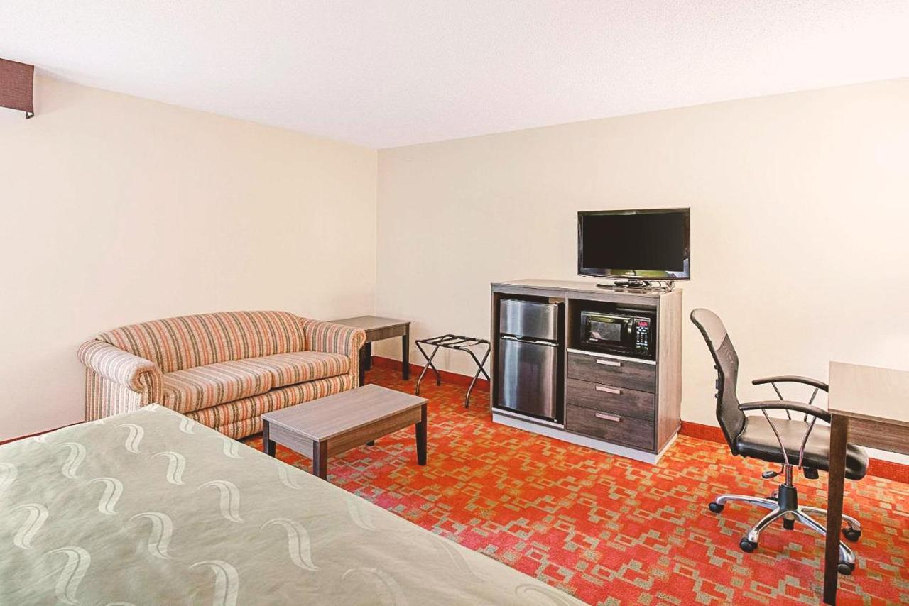 Norwood & Milwaukee Hotel Butler